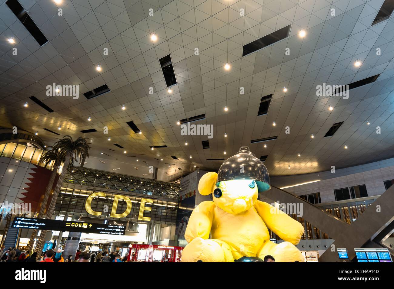 Doha, Qatar - 2021 novembre: Aeroporto internazionale di Doha Hamad, Qatar. La sala partenze con il famoso Orso giallo lampada . Foto Stock
