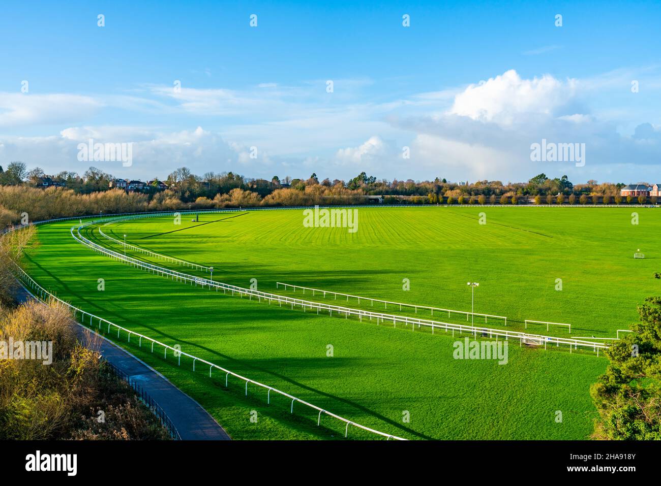 Vista del campo vuoto di corse di cavalli a Chester, Regno Unito Foto Stock