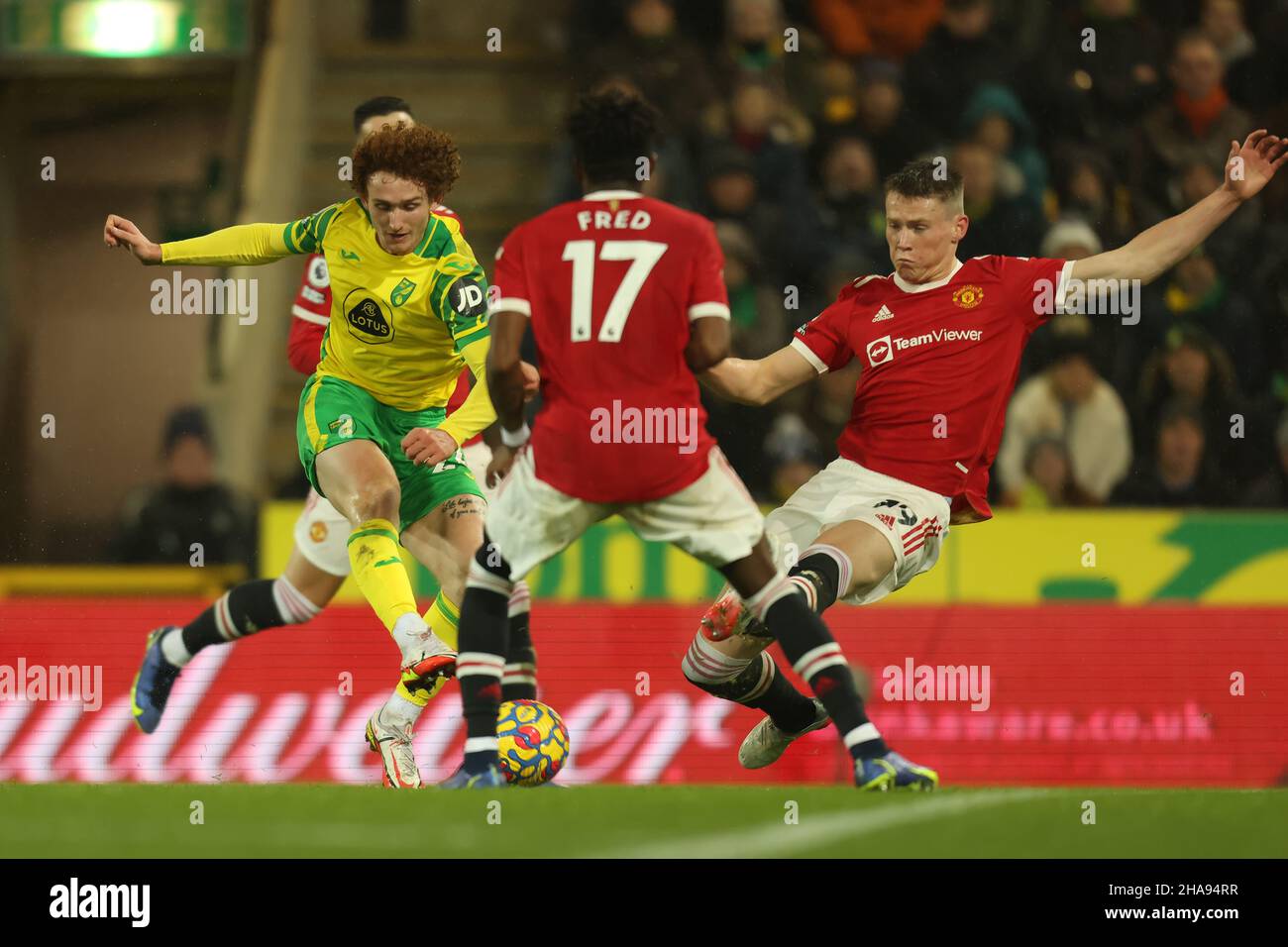 Carrow Road, Norwich, Norforlk, Regno Unito. 11th Dic 2021. Premier League Football, Norwich Versus Manchester United; Scott McTominay of Manchester Utd Challenges Josh Sargent of Norwich City Credit: Action Plus Sports/Alamy Live News Foto Stock