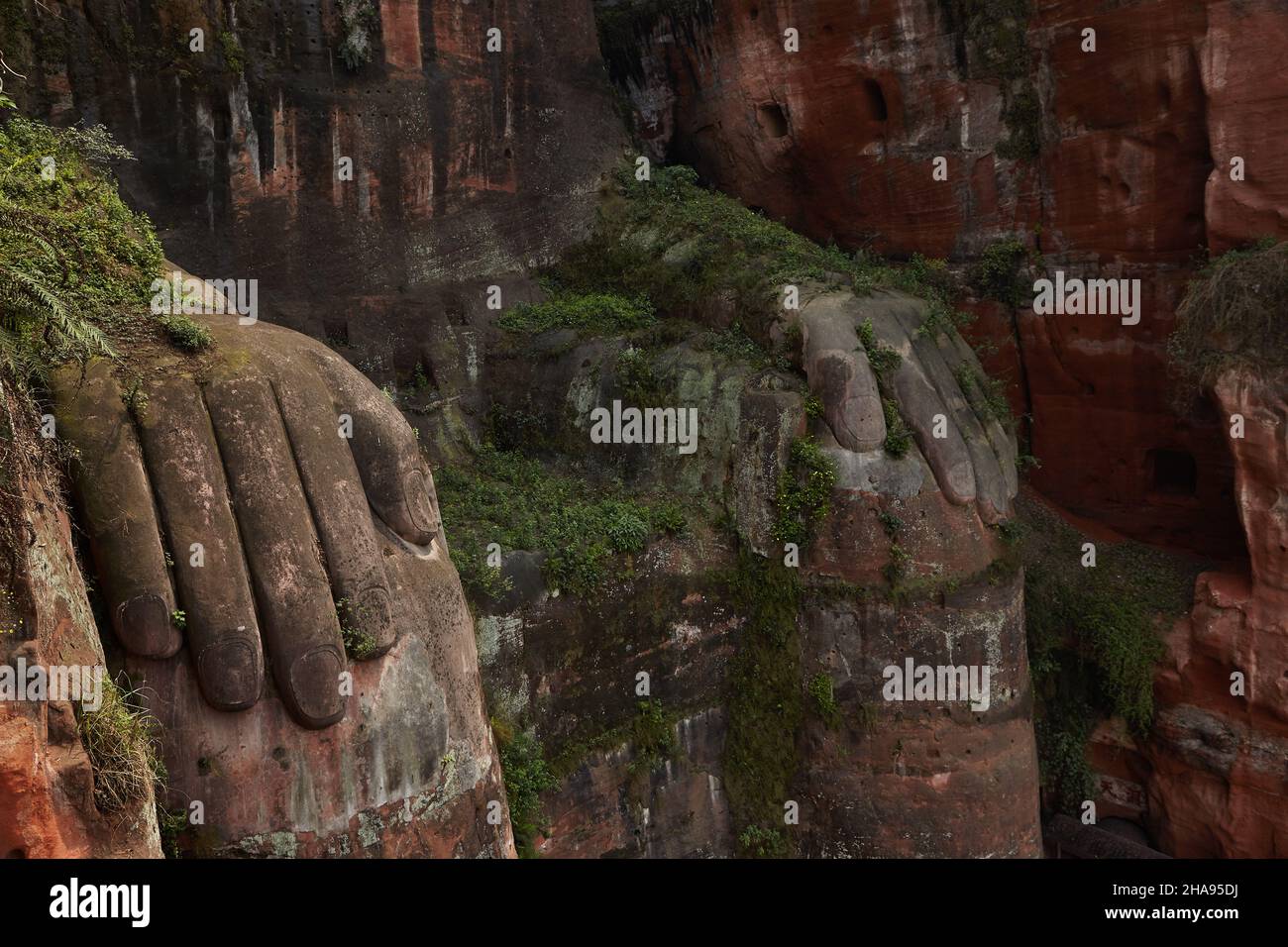 Leshan, Cina. Aprile 2015. Il Buddha gigante di Leshan è una statua di Maitreya in posizione seduta. Sichuan, Cina. Il Buddha è stato incluso dall'UNESCO Foto Stock