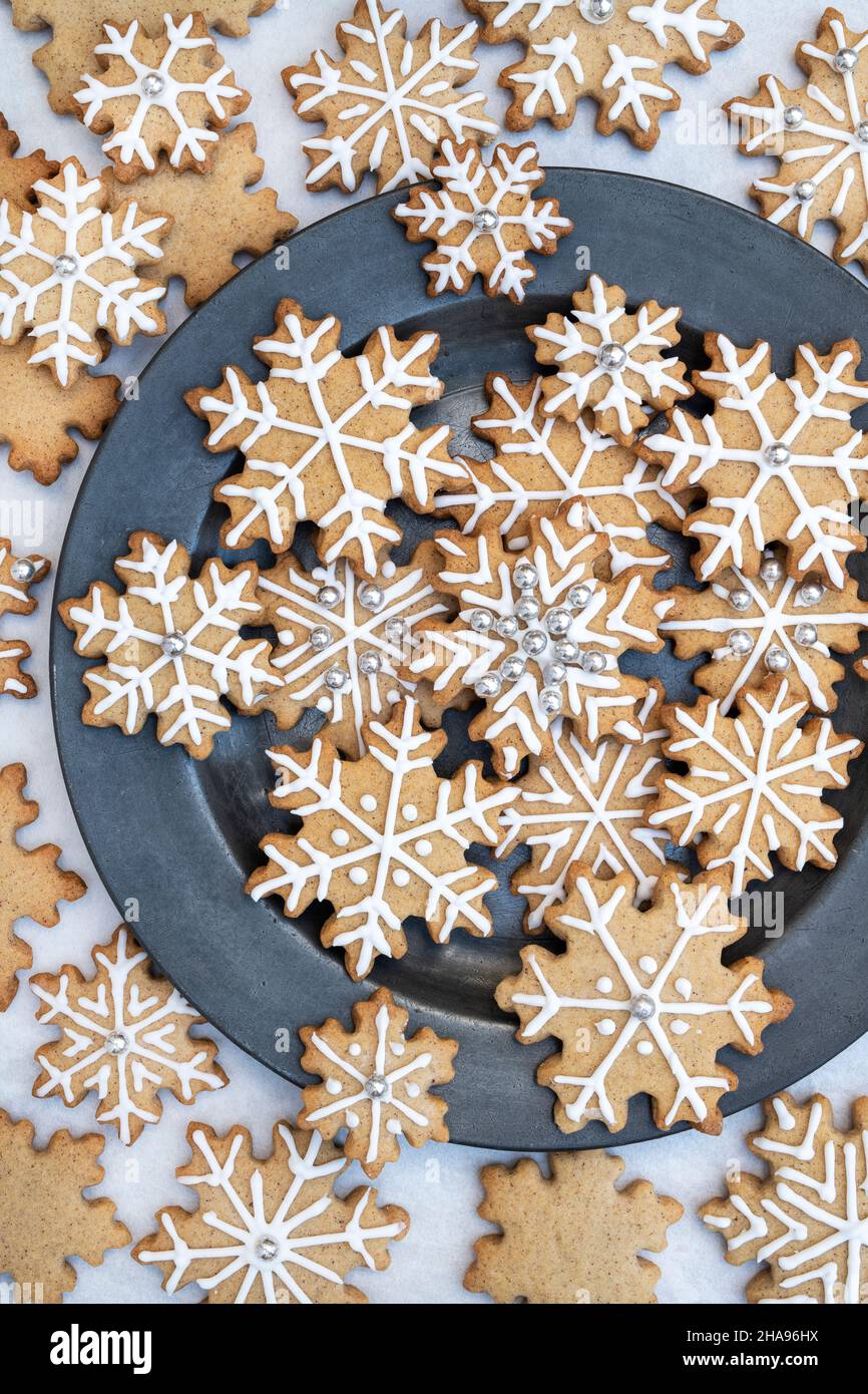 Biscotti fatti in casa con fiocchi di neve di Natale Foto Stock