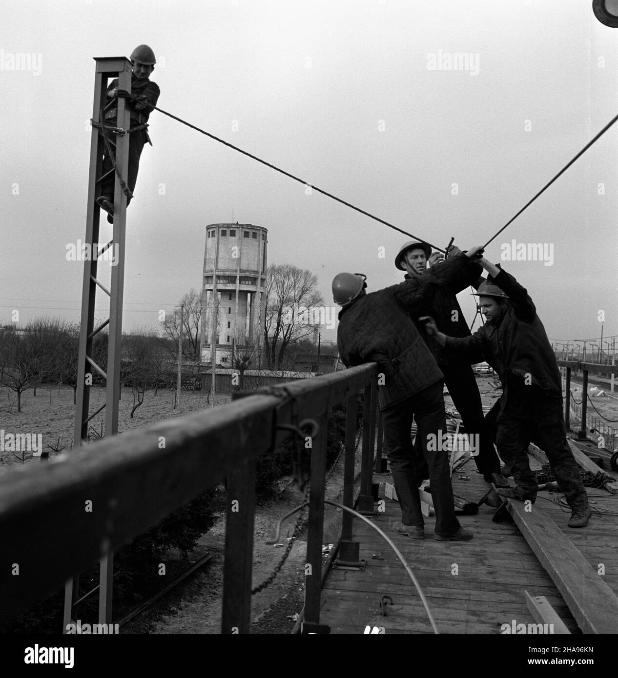 Polska, 1969-11-13. Elektryfikacja magistrali kolejowej Warszawa - Kraków, na odcinku Czachówek - Radom. NZ. Monterzy sieci trakcyjnych przy zak³adaniu linii. mta PAP/W³odzimierz Wawrzynkiewicz Polonia, 13 novembre 1969. L'elettrificazione della ferrovia Varsavia-Cracovia al tratto Czachowek - Radom. Nella foto: Lavoratori che assalono linee elettriche. mta PAP/Wlodzimierz Wawrzynkiewicz Foto Stock