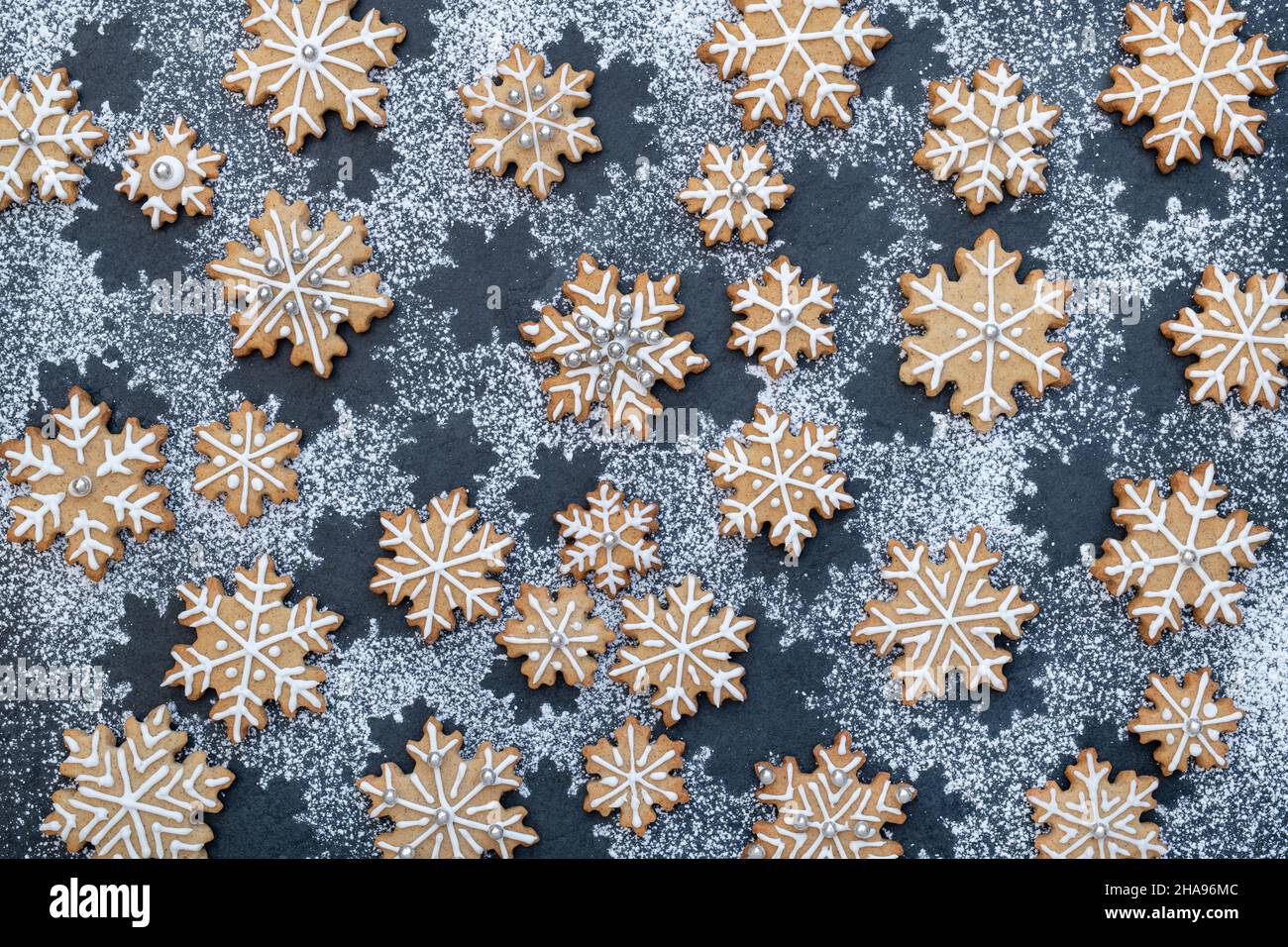 Biscotti fatti in casa con fiocchi di neve di Natale Foto Stock