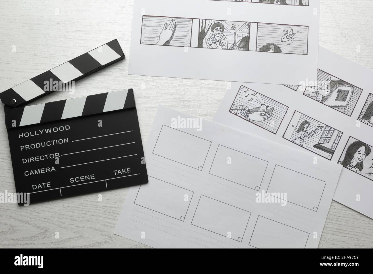 Storyboard e clapperboard sulla scrivania del regista. Scene previste per il film. Foto Stock