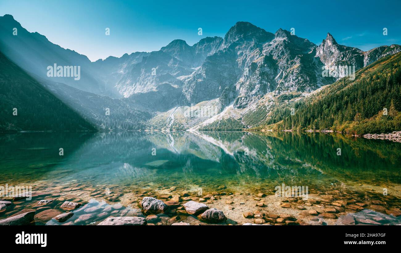 Parco Nazionale di Tatra, Polonia. Famose montagne Lago Morskie Oko o Sea Eye Lago in estate mattina. Splendidi tramonti all'alba sopra il lago Tatras Foto Stock