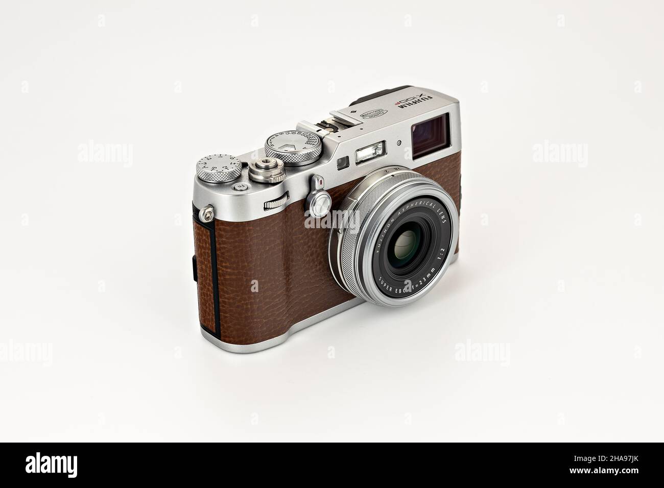 Fujifilm X100f editoriale. Foto illustrativa per notizie su Fujifilm X100f - una fotocamera digitale compatta con un obiettivo fisso a focale fissa Foto Stock