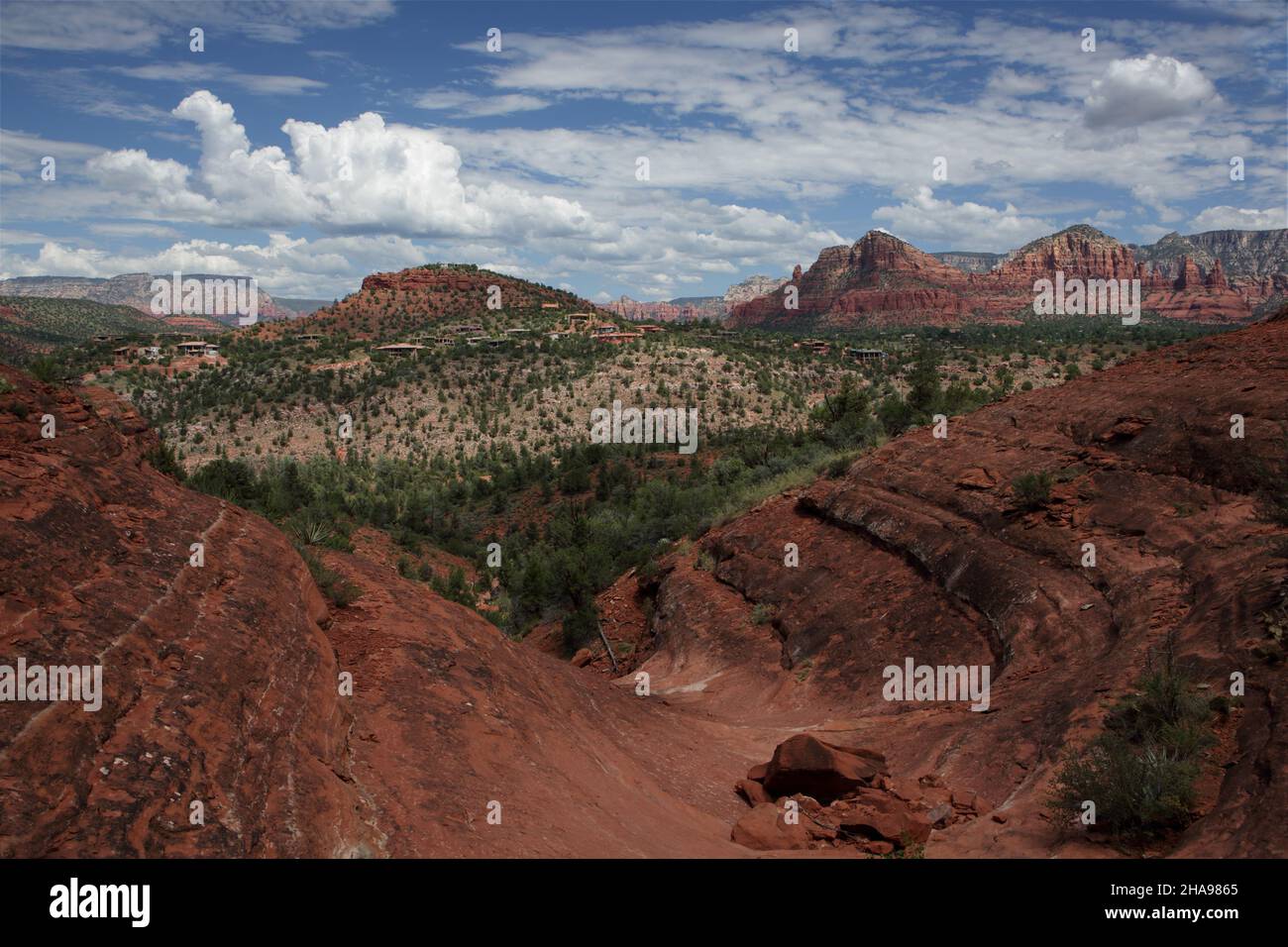 Vista di buttes, mesa, guglie e pinnacoli di arenaria rossa a Sedona, Arizona. Vista sulla valle dal Cathedral Rock Trail. Foto Stock