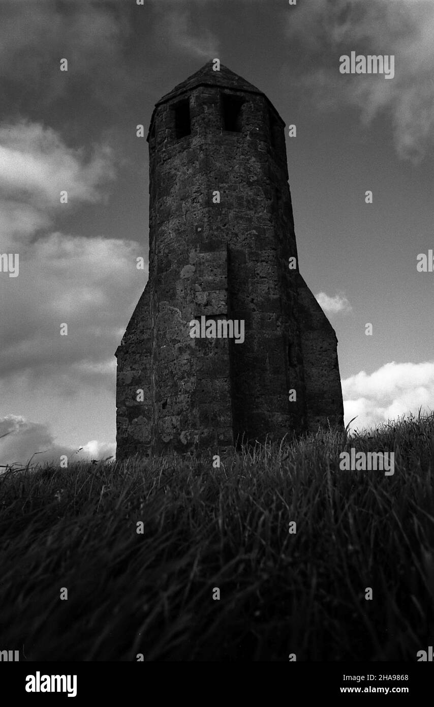 AJAXNETPHOTO. 1970. ST. CATHERINE'S HILL, ISOLA DI WIGHT, INGHILTERRA. - 14TH SECOLO MARCHIO DEL MARE - TORRE COSTRUITA COME FARO ALLA PUNTA MERIDIONALE DELL'ISOLA ALL'INIZIO DEL 14TH SECOLO. RESTI DI ORATORIO DEMOLITO DAL TEMPO DI ENRICO VIII GIACCIONO A EST DI QUESTO MARCHIO. PHOTO:JONATHAN EASTLAND/AJAX REF:211811 16 Foto Stock