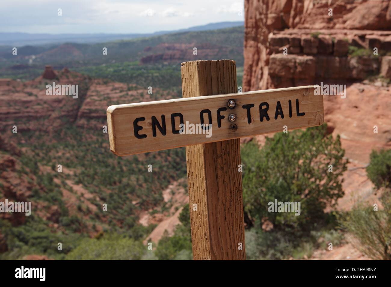Cartello End of Trail presso Cathedral Rock Trail, Sedona, Arizona. Vista di un rosso scogliere di arenaria sullo sfondo. Foto Stock