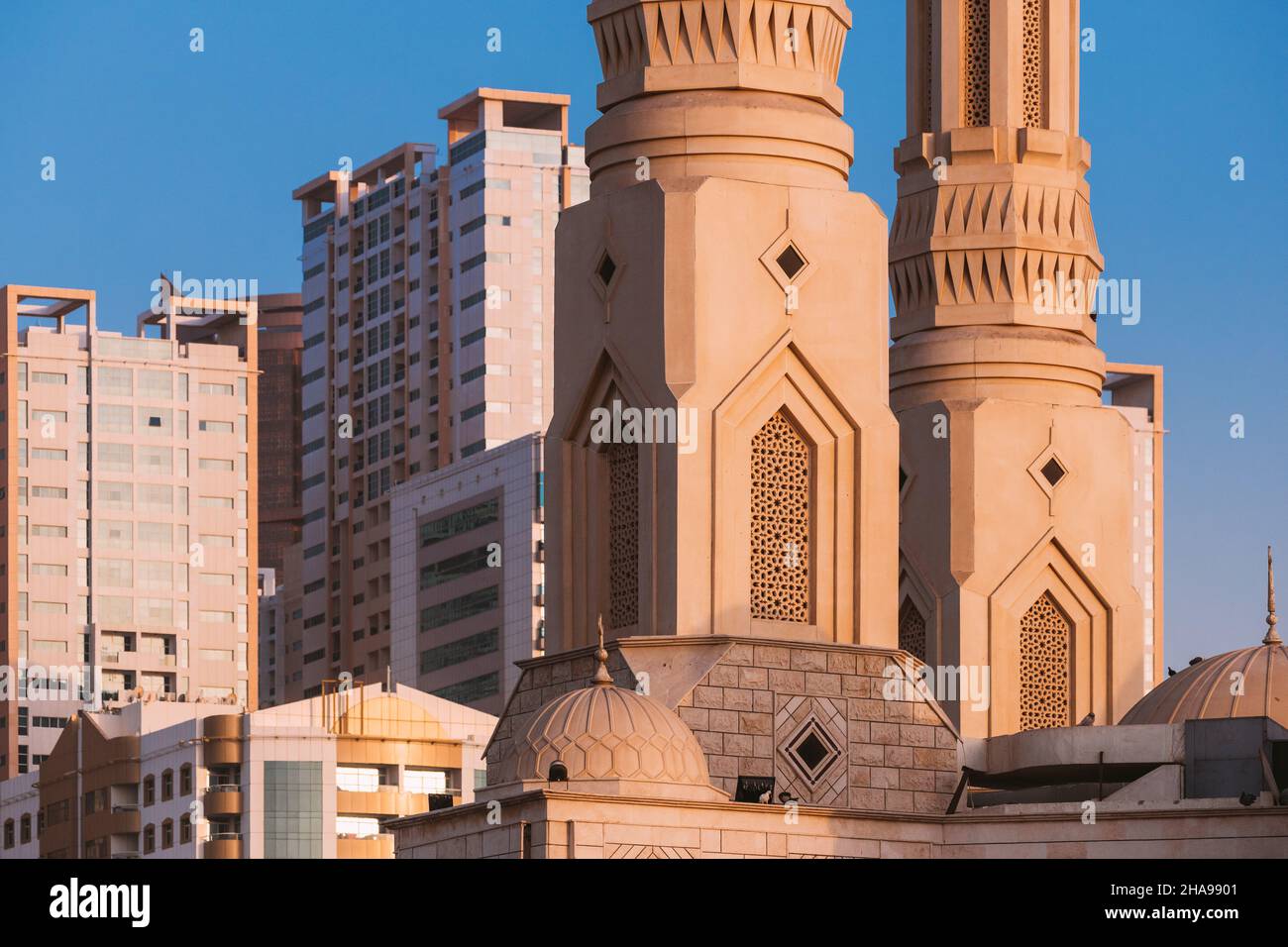 Al Remeila Mosque, nuove case residenziali a più piani ad Ajman, Emirati Arabi Uniti. Dettagli primo piano Foto Stock