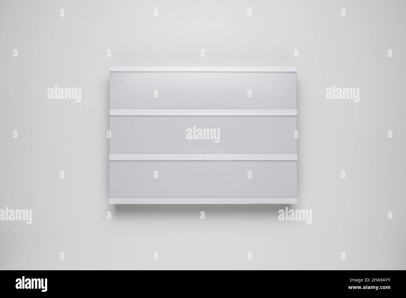 Scatola luminosa vuota su sfondo bianco. Concetto di mockup. Foto Stock