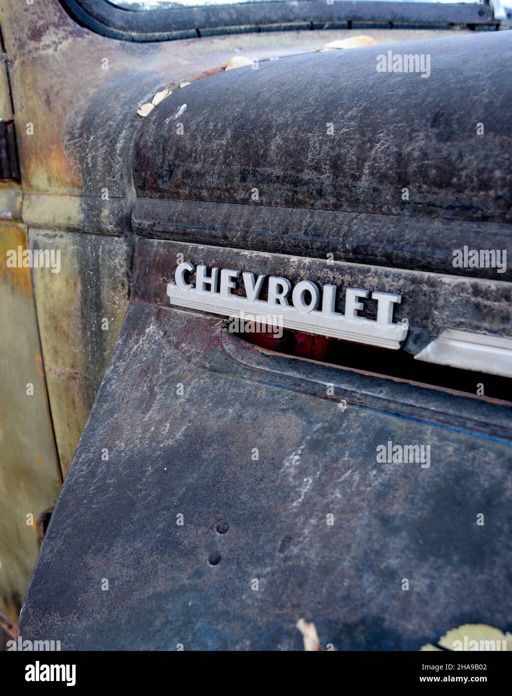 Un negozio di macchine Chevrolet d'epoca del 1940s e un camion da garage si ritirarono dal servizio e parcheggiarono a Taos, New Mexico. Foto Stock
