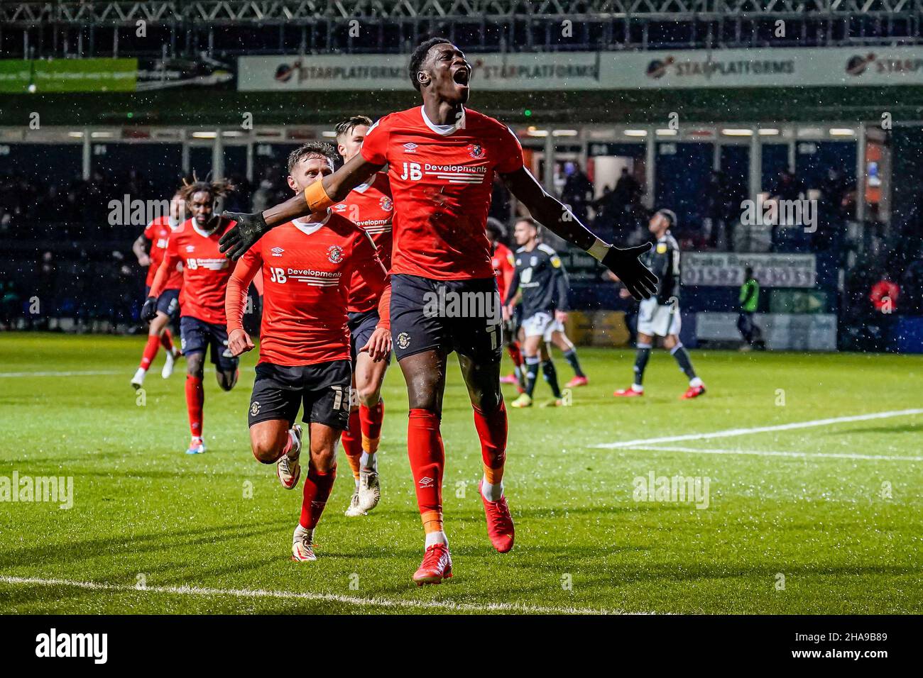 Luton, Regno Unito. 27th Nov 2021. Elijah Adebayo (11) di Luton Town festeggia dopo che ha segnato il primo goal della sua squadra per fare il segno 1-1 durante la partita del campionato Sky Bet tra Luton Town e Fulham a Kenilworth Road, Luton, Inghilterra il 11 dicembre 2021. Foto di David Horn. Credit: Prime Media Images/Alamy Live News Foto Stock