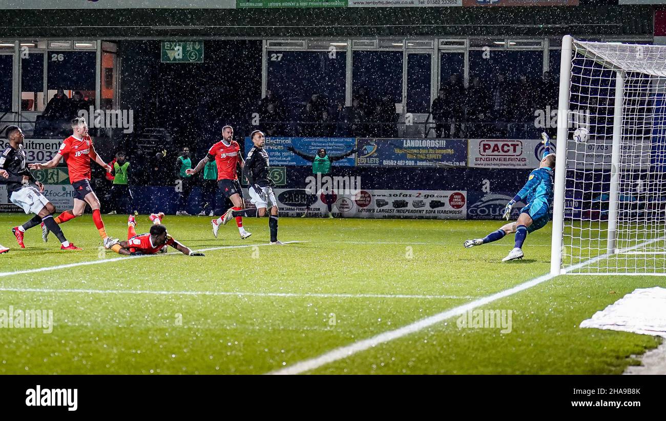 Luton, Regno Unito. 27th Nov 2021. Elijah Adebayo (11) di Luton Town segna il primo goal della sua squadra per fare il punteggio 1-1 durante la partita del Campionato Sky Bet tra Luton Town e Fulham a Kenilworth Road, Luton, Inghilterra, il 11 dicembre 2021. Foto di David Horn. Credit: Prime Media Images/Alamy Live News Foto Stock