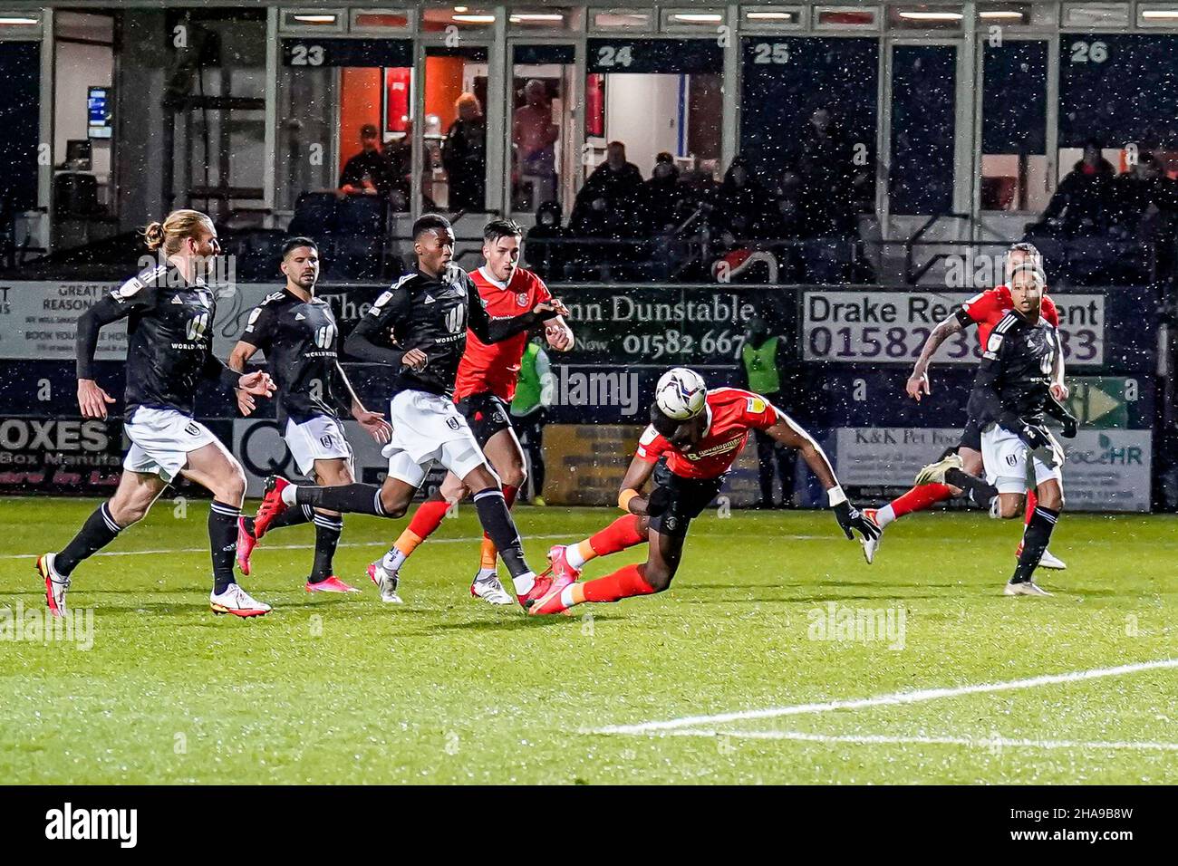 Luton, Regno Unito. 27th Nov 2021. Elijah Adebayo (11) di Luton Town segna il primo goal della sua squadra per fare il punteggio 1-1 durante la partita del Campionato Sky Bet tra Luton Town e Fulham a Kenilworth Road, Luton, Inghilterra, il 11 dicembre 2021. Foto di David Horn. Credit: Prime Media Images/Alamy Live News Foto Stock