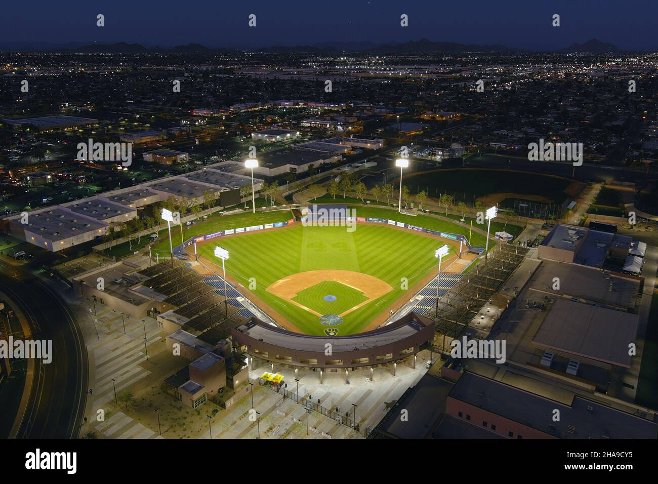 Una vista aerea dei campi della famiglia americana di Phoenix, martedì 2 marzo 2021, a Phoenix. Lo stadio è la sede degli allenamenti primaverili del Milwaukee B. Foto Stock