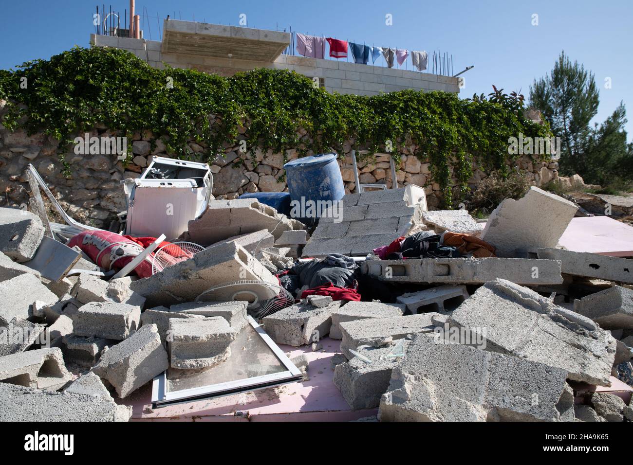 Hassan a-Tinn e Ibrahim El-Arje, residenti del villaggio di al-Walaja che guidano la lotta locale contro la demolizione di una casa di massa, ospitano un tour per gli attivisti di pace israeliani verso la prossima decisione presso l'alta Corte di giustizia israeliana riguardo al futuro del villaggio. Il villaggio è diviso, la metà si trova all'interno del confine comunale di Gerusalemme e dietro la barriera di separazione, mentre l'altra metà è registrata come zona C e B nella riva occidentale. La discussione del 26 dicembre tratterebbe la richiesta del governo di annullare l’ordinanza provvisoria della Corte a partire dal 2015, il che impedisce l’immediato Foto Stock