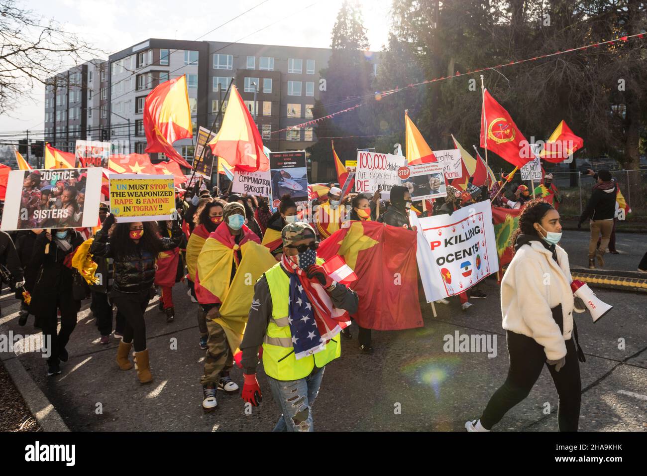 Seattle, USA, 11th Dic, 2021. I manifestanti di Seattle scendono in piazza per chiedere un intervento internazionale per porre fine alla guerra in Tigray. Migliaia di civili sono stati uccisi e innumerevoli hanno bisogno di aiuti. I manifestanti chiedono all'amministrazione Biden di intervenire. Credit: James Anderson/Alamy Live News Foto Stock