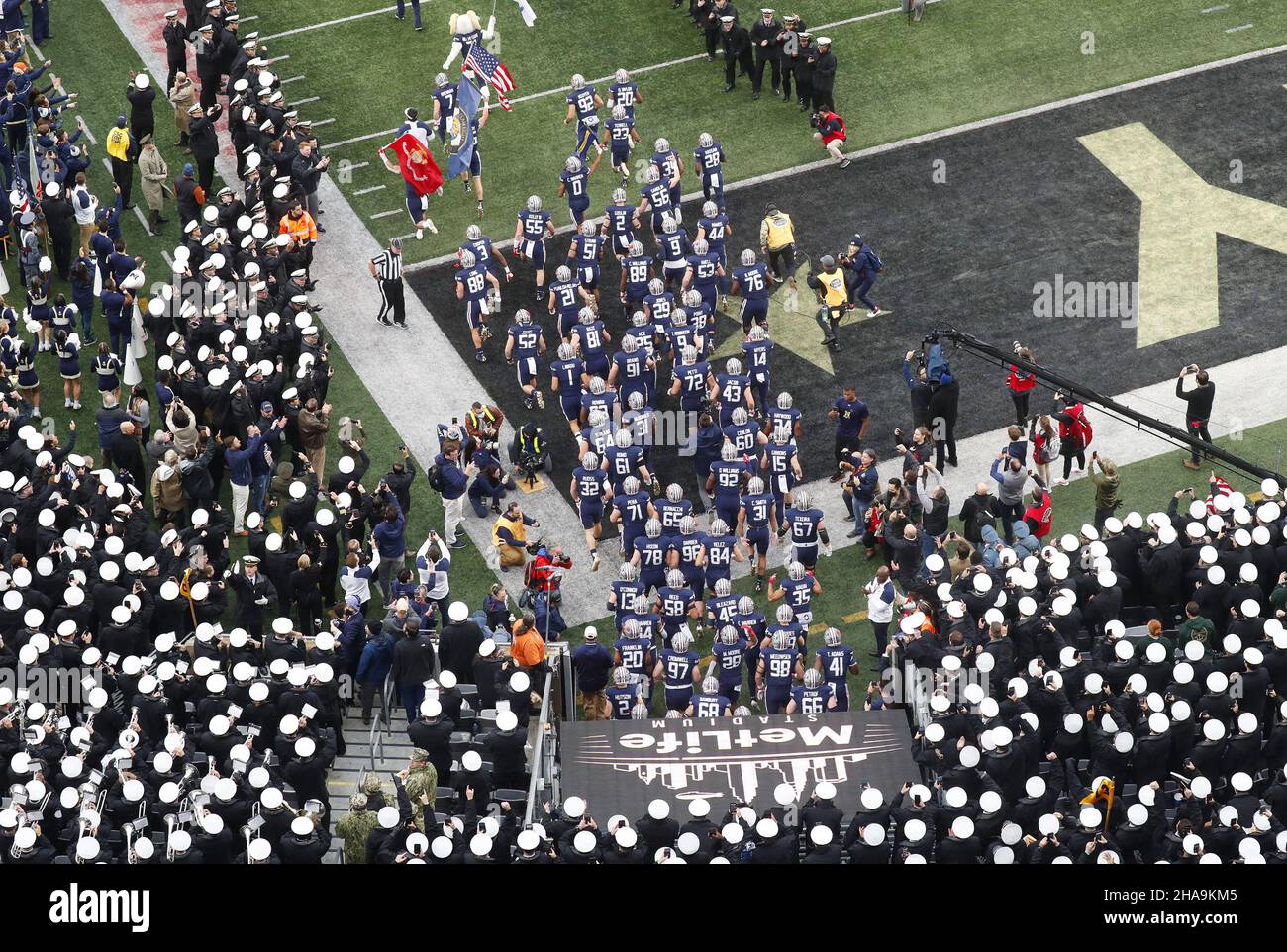 East Rutherford, Stati Uniti. 11th Dic 2021. I giocatori di Navy Midshipmen prendono il campo prima della partita contro i Cavalieri neri dell'esercito nel 122nd tradizionale gioco militare-Navy al MetLife Stadium a East Rutherford, NJ sabato 11 dicembre 2021. Foto di John Angelillo/UPI Credit: UPI/Alamy Live News Foto Stock