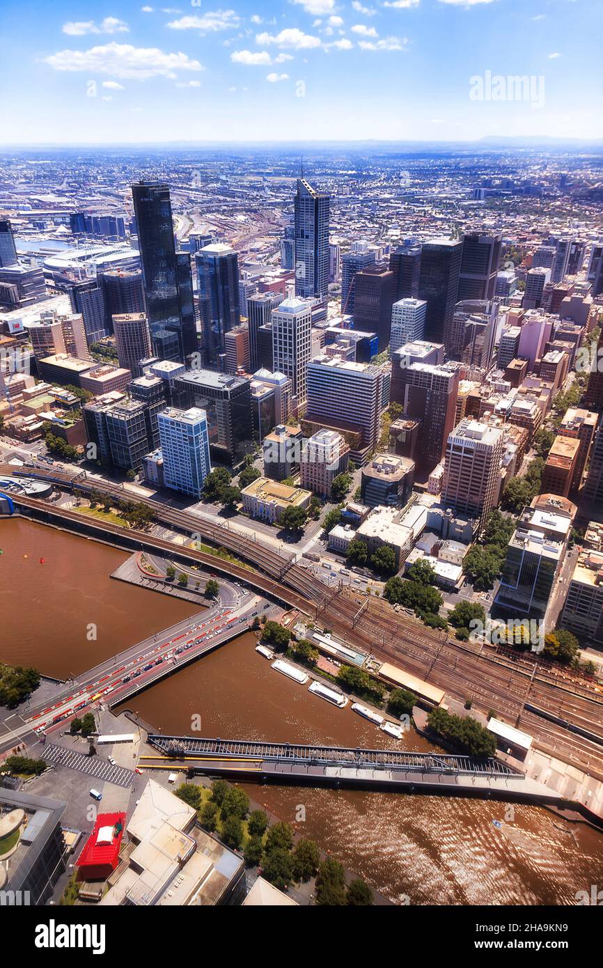 Sopra le alte torri del CBD di Melbourne sulle rive del fiume Yarra - paesaggio urbano verticale. Foto Stock