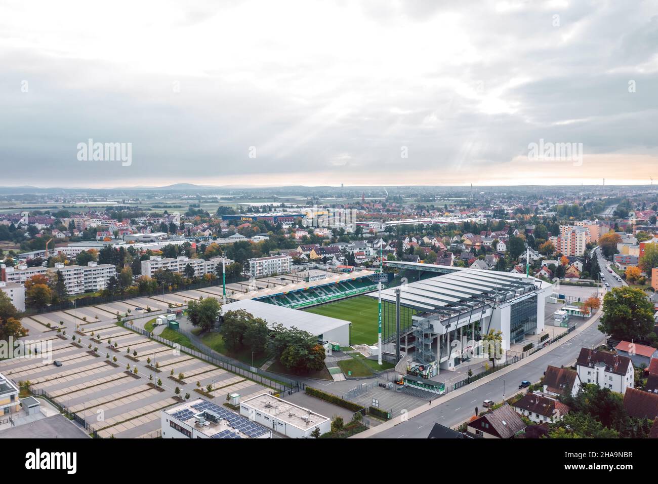 Vista aerea sullo Sportpark Ronhof Thomas Sommer, stadio di calcio della Bundesliga SpVgg Greuther Fürth. Germania - Ottobre 2021 Foto Stock