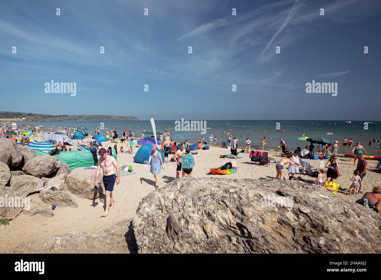 Una spiaggia Clonea completa, County Waterford, Irlanda, in una calda giornata estiva. Foto Stock