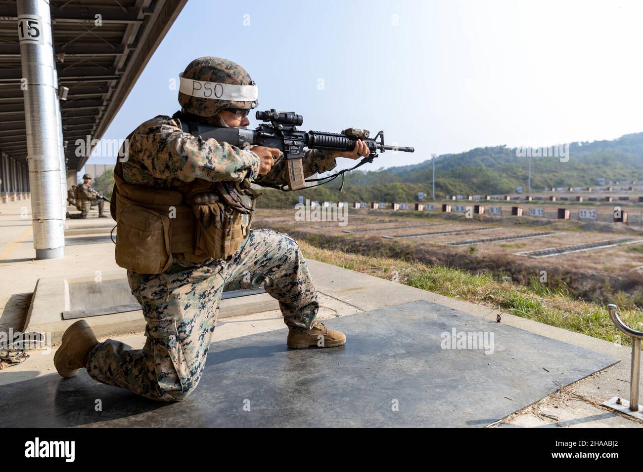 US Marine Corps Lance CPL. Brian Mata, un mitragliere con Combat Logistics Regiment 37, 3D Marine Logistics Group, partecipa a una serie di incendi dal vivo durante il Korean Marine Exercise Program a Pohang, Corea del Sud, 27 ottobre 2021. KMEP è un esercizio di formazione bilaterale che aumenta l'interoperabilità e rafforza le capacità combinate dei Marines della Repubblica di Corea e degli Stati Uniti. 3D MLG, con sede a Okinawa, in Giappone, è un'unità di combattimento a dispiegamento diretto che funge da backbone di supporto globale per la logistica e il servizio di combattimento della III Marine Expeditionary Force per le operazioni in tutta l'i Foto Stock