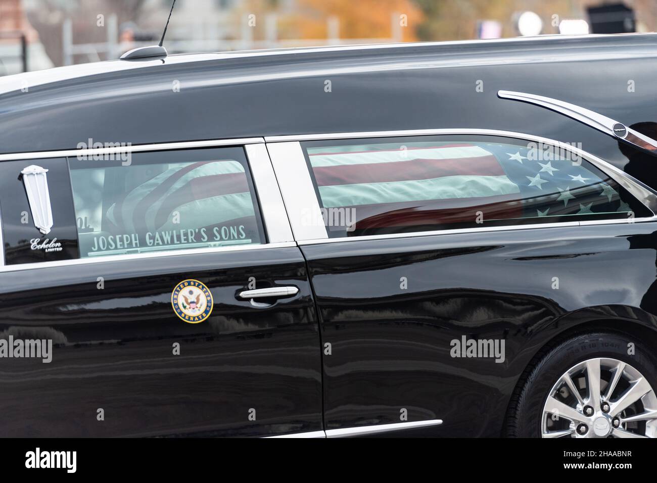 I resti del veterano della seconda guerra mondiale ed ex senatore Robert J. Dole partono dal Campidoglio degli Stati Uniti, Washington, D.C., 10 dicembre 2021. Dopo un servizio funebre e commemorazione al Memoriale della seconda Guerra Mondiale, Dole si recherà in Kansas un'ultima volta prima di ritornare a Washington, D.C., per la sepoltura. (STATI UNITI Foto dell'esercito di Sgt. Zachery Perkins) Foto Stock