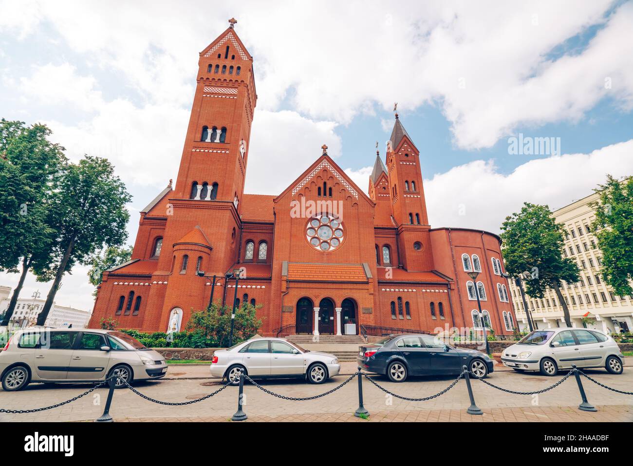 Minsk, Bielorussia - 27 agosto 2021 la Chiesa di San Simeone e Sant'Elena, conosciuta anche come Chiesa Rossa, è una chiesa catolica romana situata sulla Piazza dell'Indipendenza Foto Stock