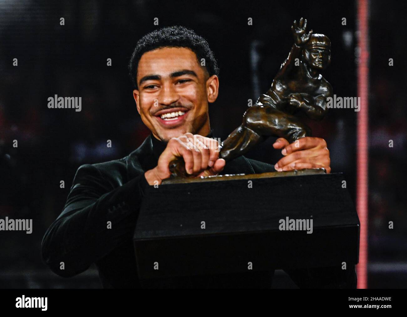 New York, Stati Uniti. 11th Dic 2021. Quarterback Bryce Young dell'Alabama vince il Trofeo Heisman a New York il sabato 11 dicembre 2021. Foto di Heisman Trust Credit: UPI/Alamy Live News Foto Stock