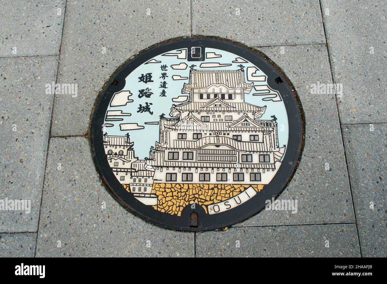 Una copertura decorativa del tombino raffigurante il Castello di Himeji in Himeji, Prefettura di Hyogo, Giappone Foto Stock