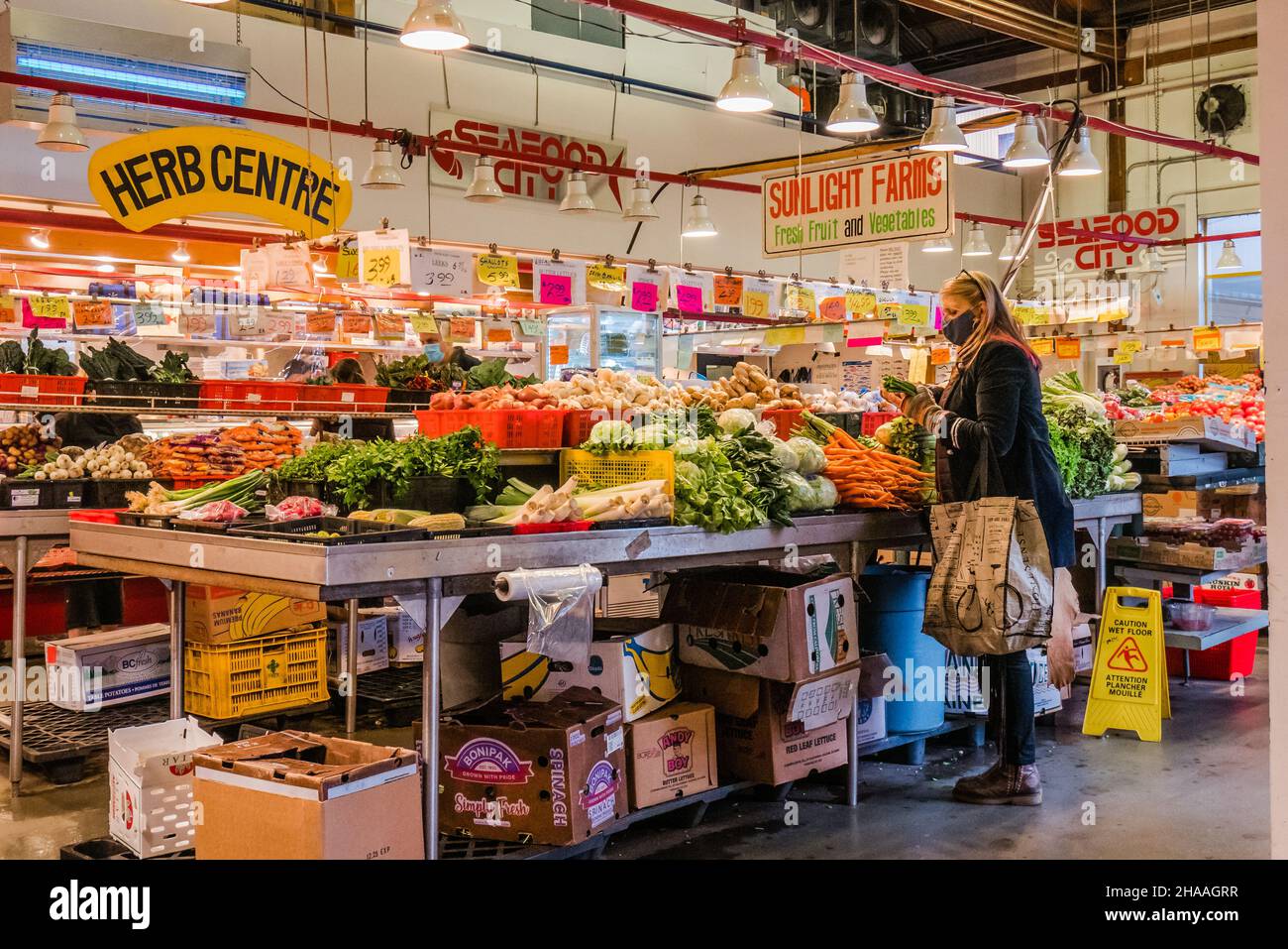 Granville Island era una volta un'area industriale, ma oggi è un luogo di interesse per il turismo e l'intrattenimento di Vancouver. La Granville Isla Foto Stock