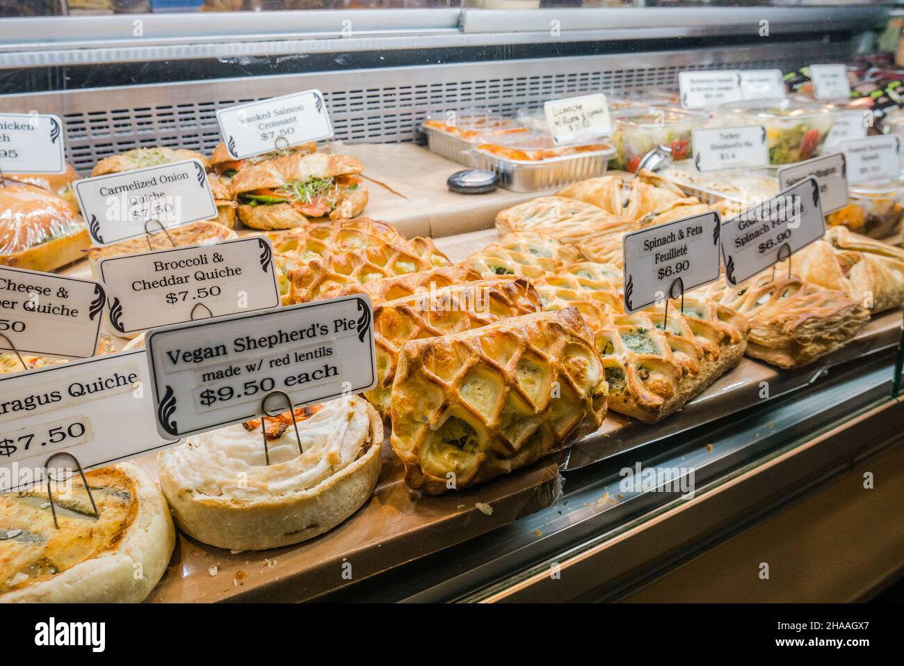 Granville Island era una volta un'area industriale, ma oggi è un luogo di interesse per il turismo e l'intrattenimento di Vancouver. La Granville Isla Foto Stock