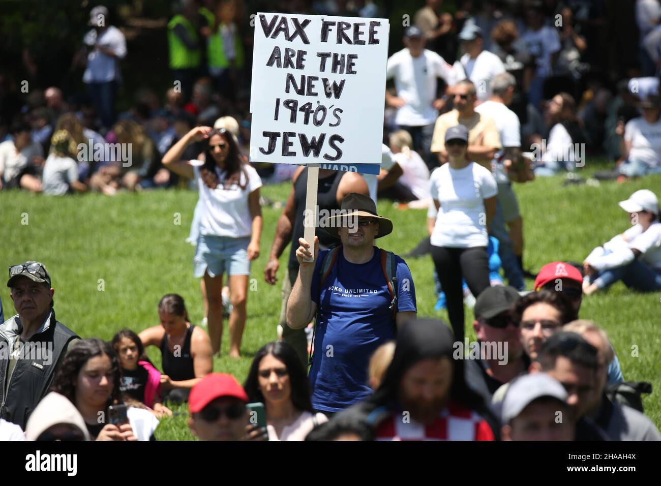 Sydney, Australia. 12th dicembre 2021. Migliaia di manifestanti “reclamano la linea” si radunano per la libertà e contro mandati, passaporti per vaccini e blocchi. Nella foto: Manifestanti nel parco del Principe Alfred. Credit: Richard Milnes/Alamy Live News Foto Stock