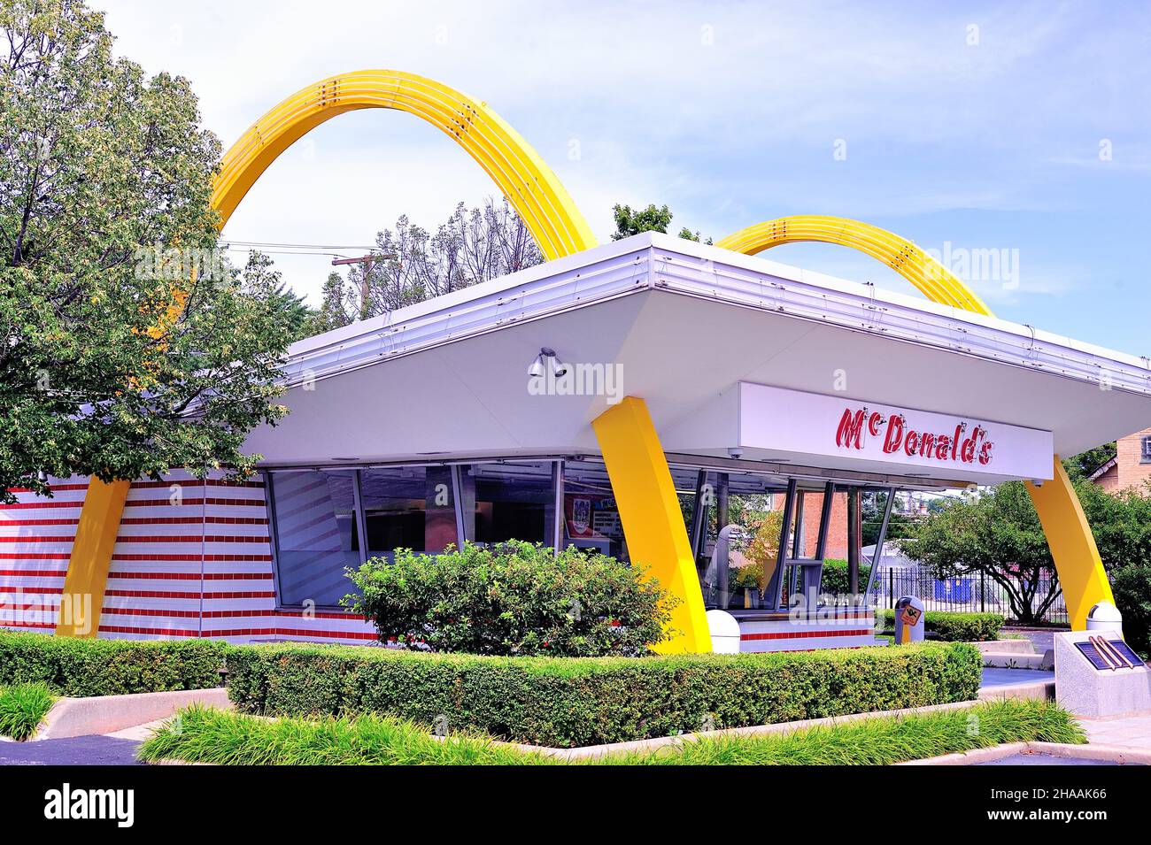 Des Plaines, Illinois, Stati Uniti. Il ristorante drive-in McDonald's, Store #1, completo di archi dorati originali e segnaletica. Foto Stock