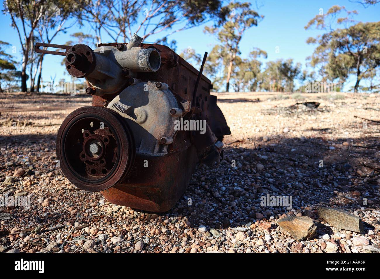 Un vecchio blocco motore Rusty nell'Outback Foto Stock