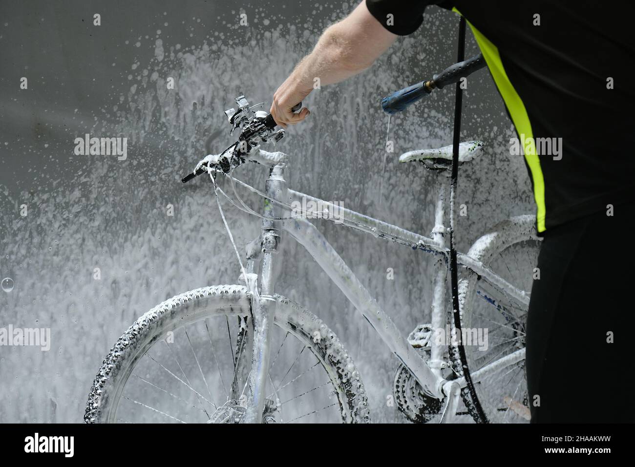 Lavaggio biciclette con spry machine. Foto di alta qualità Foto Stock