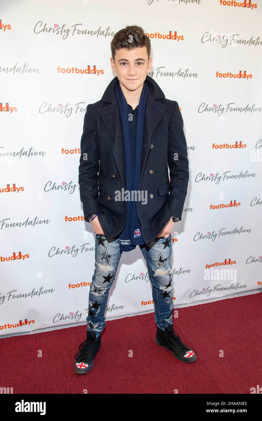 Hollywood, Stati Uniti. 11th Dic 2021. Alexander James Rodriguez partecipa alla Christy's Foundation presenta Christmas Giveaway al Topanga Mall, Los Angeles, CA il 11 dicembre 2021 Credit: Eugene Powers/Alamy Live News Foto Stock