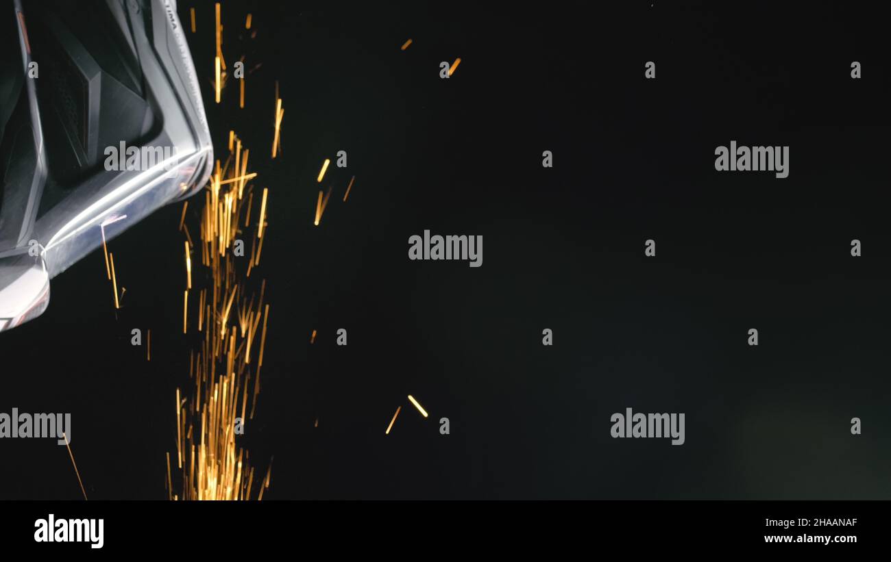 Forge workshop. Fucina di produzione manuale. Chiudere i dettagli di scintille, operaio industriale utilizzando smerigliatrice angolare e il taglio di acciaio. Il fabbro rende ir Foto Stock