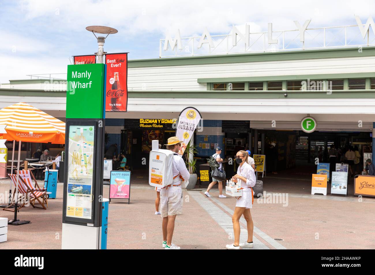I dipendenti di la Roche Posay consegnano gratuitamente dei campioni della loro crema solare per la protezione solare ai passanti presso il Manly Wharf di Sydney in una giornata estiva Foto Stock