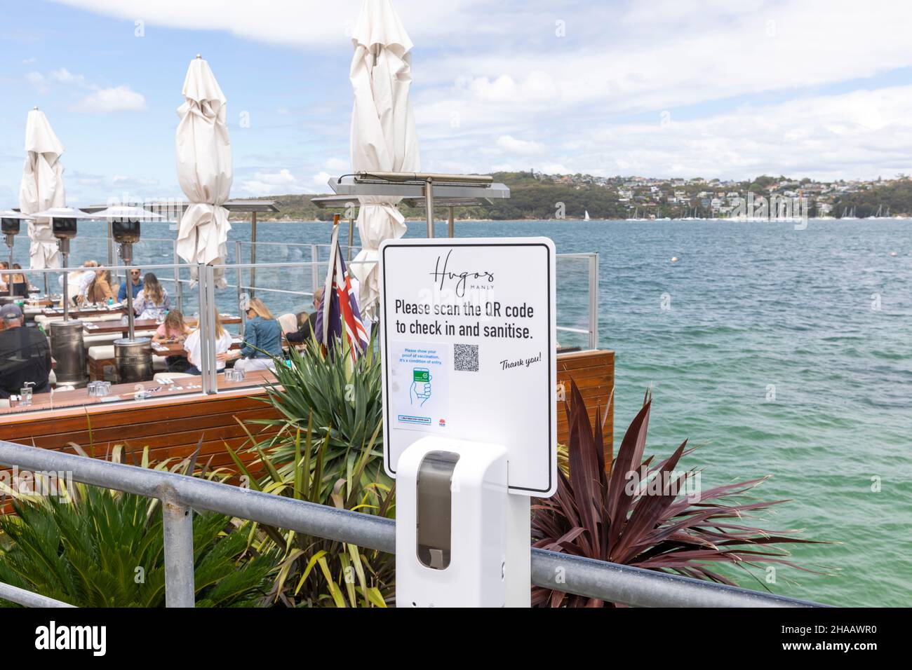 Ristorante Hugos Manly a Sydney, check-in utilizzando il codice QR, sanitizzare a mano e attendere di essere seduti, mitigazione dei virus e precauzioni per i clienti, Sydney Foto Stock