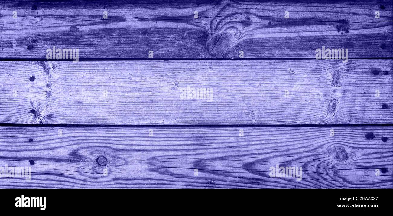 Sfondo lilla - una vecchia texture di legno scuro, con un motivo orizzontale di legno. Foto Stock