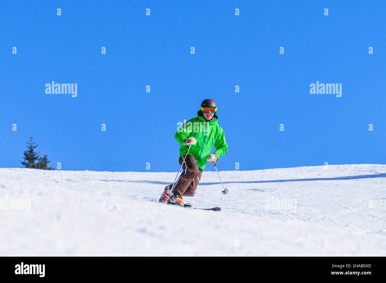 Sciare su piste perfettamente curate a Vorarlberg, divertimento e natura esperienza per tutti. Foto Stock