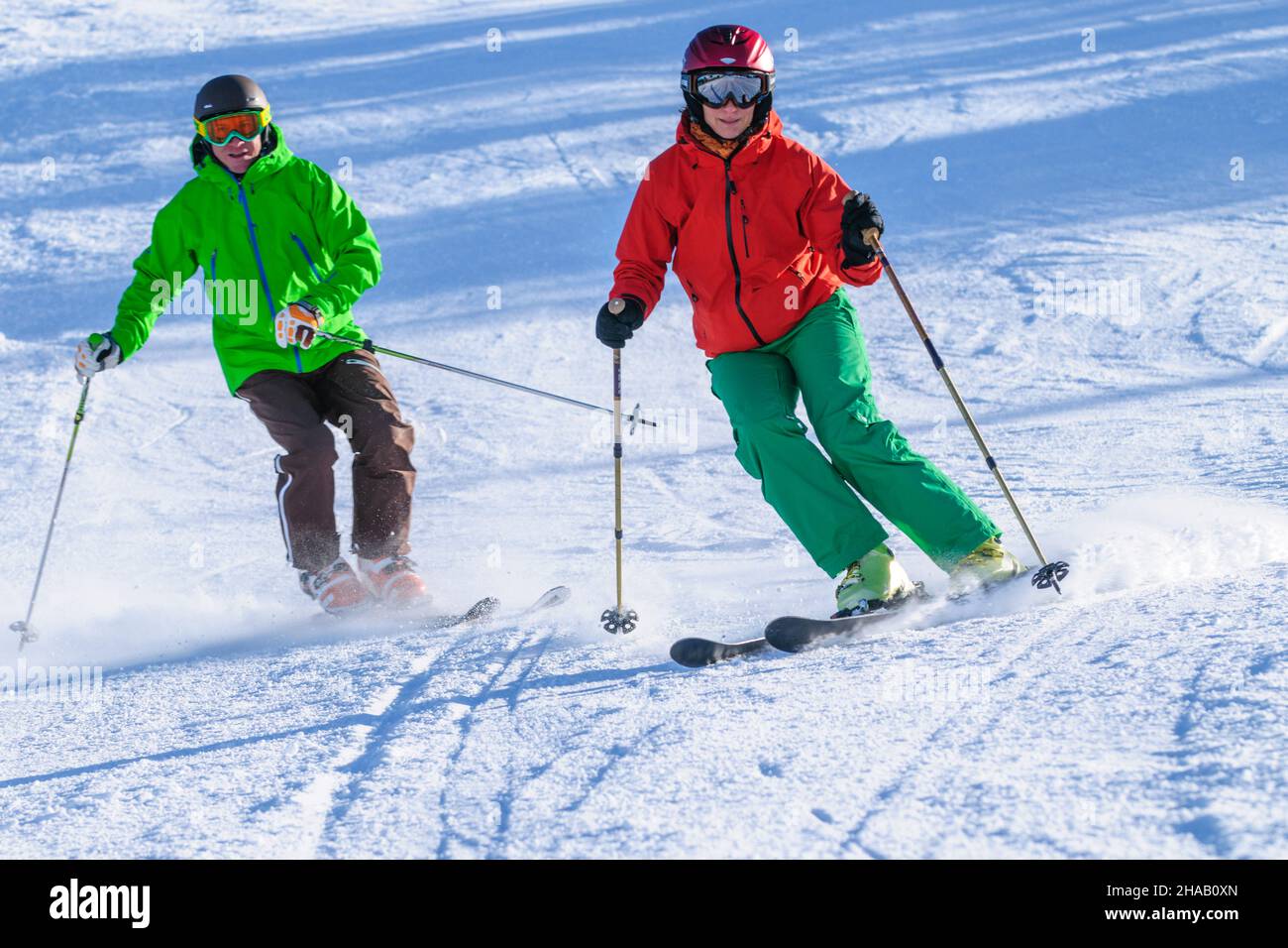 I giovani sciano insieme su una pista ben preparata Foto Stock