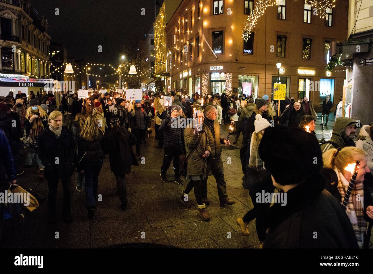 Manifestazione contro il passaporto corona e la vaccinazione dei bambini a Oslo, Norvegia, 11 dicembre 2021. Foto Stock