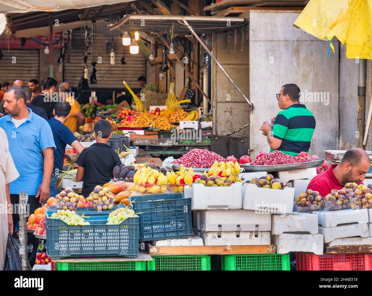 Amman, Giordania - 09.02.2021: Mercato della frutta fresca ad Amman, Jorda. Mercato all'aperto con frutta tropicale in mostra Foto Stock