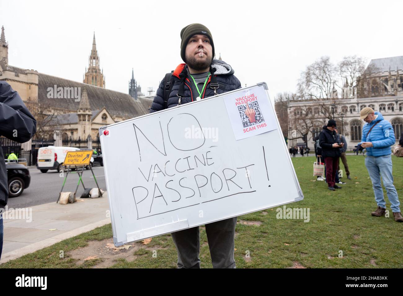 Un protessore ha visto con una targhetta che dice "No Vaccine Passport!" (No Vaccine Passport!) Durante la manifestazione, guidata congiuntamente da Big Brother Watch e Migrant Organisation, i manifestanti si sono riuniti per esprimere il malcontento in relazione al tentativo del governo britannico di rendere i passaporti dei vaccini e altre forme di COVID un requisito per eventi su larga scala e l'ingresso in spazi pubblici. Il gruppo cerca di delineare chiaramente la differenza tra i passaporti specifici anti-vaccino e i vaccini, con i quali si identificano con i primi. (Foto di Belinda Jiao/SOPA Images/Sipa USA) Foto Stock