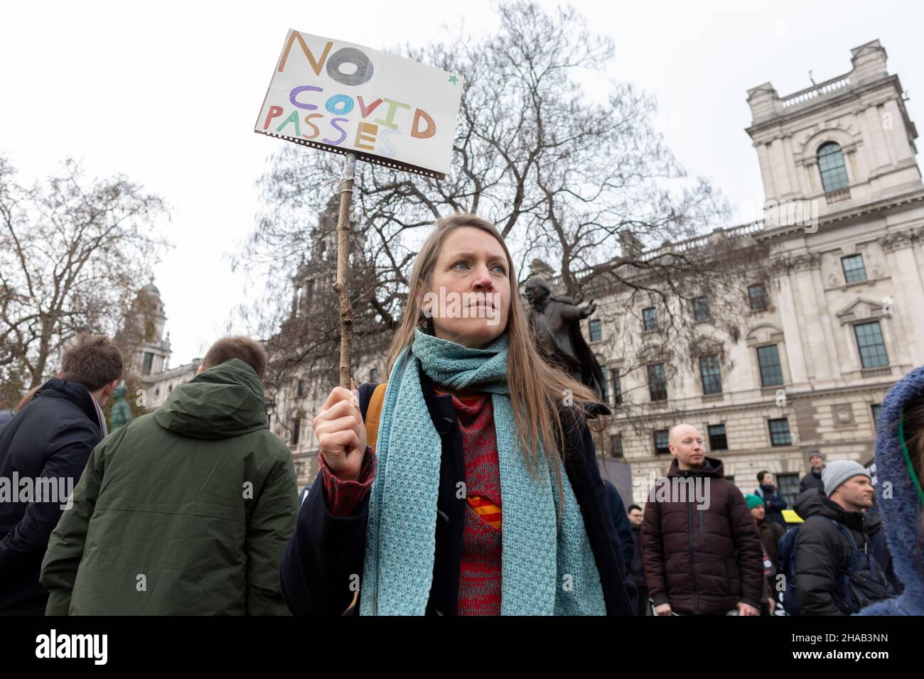 Un protestore visto con un segno che dice "Nessun COVID passa" durante la dimostrazione. Condotto congiuntamente da Big Brother Watch e Migrant Organize, I manifestanti si sono riuniti per esprimere il malcontento in relazione al tentativo del governo britannico di rendere i passaporti dei vaccini e altre forme di COVID ID un requisito per gli eventi su larga scala e l'ingresso negli spazi pubblici. Il gruppo cerca di delineare chiaramente la differenza tra i passaporti specifici anti-vaccino e i vaccini, con i quali si identificano con i primi. (Foto di Belinda Jiao/SOPA Images/Sipa USA) Foto Stock