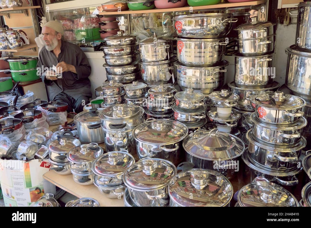 scena stradale in Turchia venditore di utensili da cucina nel Grand Bazaar di Istanbul Foto Stock