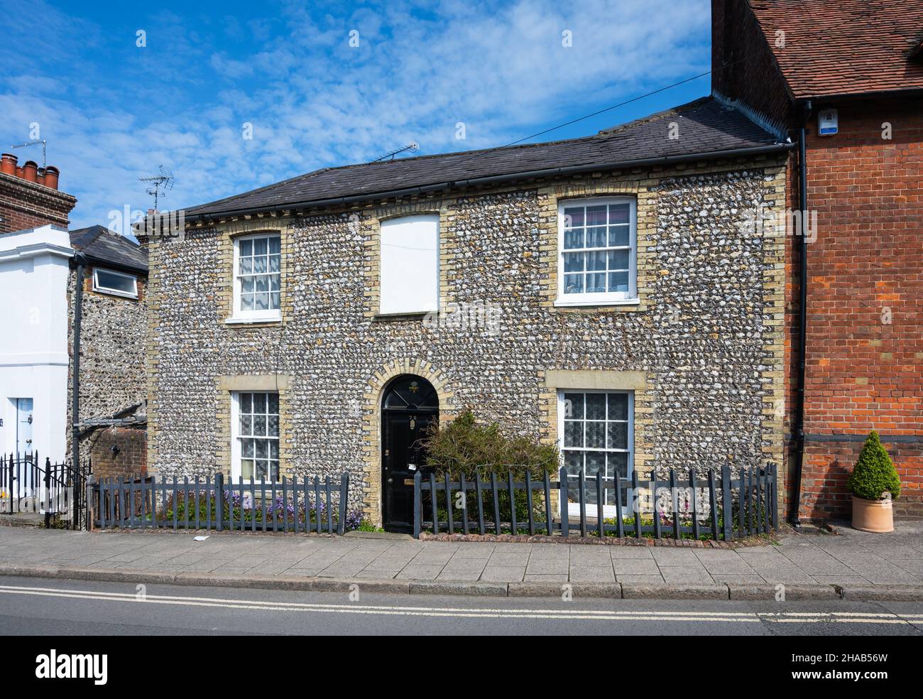 Rock Cottage, un edificio di 2 piani di grado II elencato a metà del 19th secolo con pareti di pietra focaia in Arundel, West Sussex, Inghilterra, Regno Unito. Foto Stock